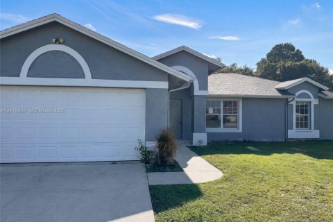 House in Port St. Lucie, Florida 3 bedrooms, 129.88 sq.m. № 2430192