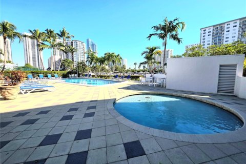 Condo in Sunny Isles Beach, Florida, 4 bedrooms  № 1995172 - photo 11