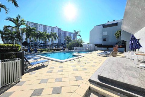 Condo in Sunny Isles Beach, Florida, 4 bedrooms  № 1995172 - photo 13