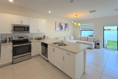 Touwnhouse à vendre à Hialeah, Floride: 3 chambres, 131.18 m2 № 2154154 - photo 3