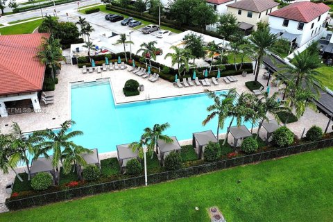 Touwnhouse à vendre à Hialeah, Floride: 3 chambres, 131.18 m2 № 2154154 - photo 29