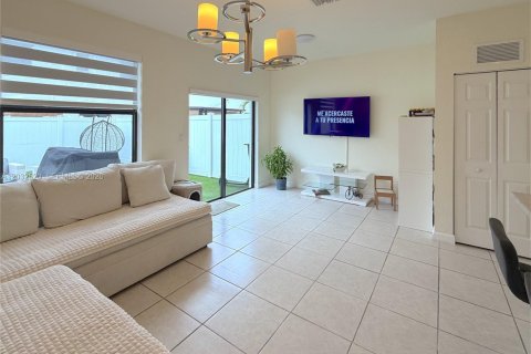 Touwnhouse à vendre à Hialeah, Floride: 3 chambres, 131.18 m2 № 2154154 - photo 6