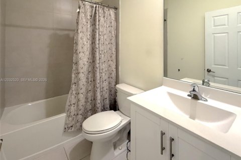 Touwnhouse à vendre à Hialeah, Floride: 3 chambres, 131.18 m2 № 2154154 - photo 24
