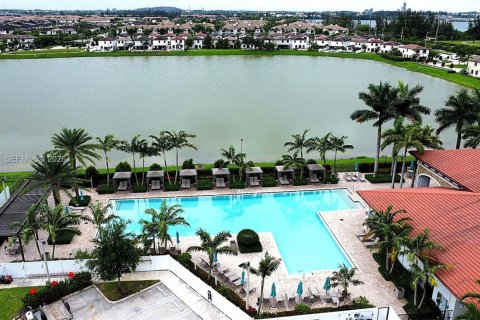 Touwnhouse à vendre à Hialeah, Floride: 3 chambres, 131.18 m2 № 2154154 - photo 30