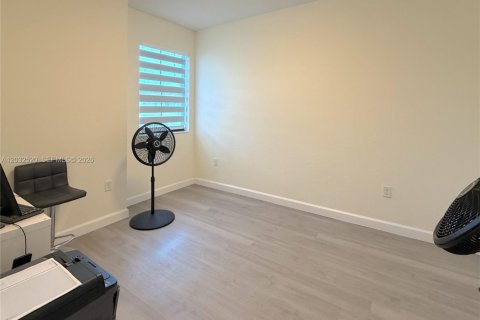 Touwnhouse à vendre à Hialeah, Floride: 3 chambres, 131.18 m2 № 2154154 - photo 22
