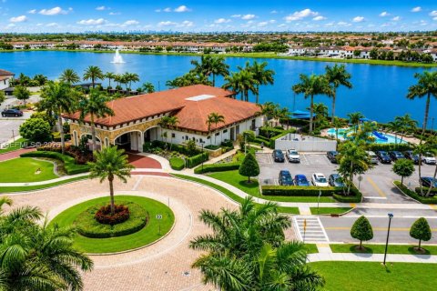 Touwnhouse à vendre à Hialeah, Floride: 3 chambres, 131.18 m2 № 2154154 - photo 26