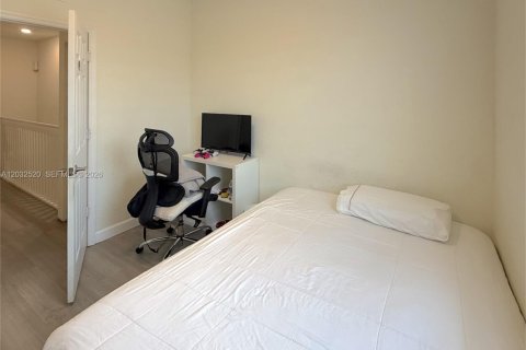Touwnhouse à vendre à Hialeah, Floride: 3 chambres, 131.18 m2 № 2154154 - photo 21