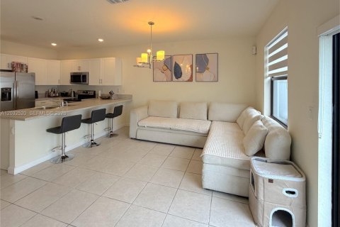 Touwnhouse à vendre à Hialeah, Floride: 3 chambres, 131.18 m2 № 2154154 - photo 5