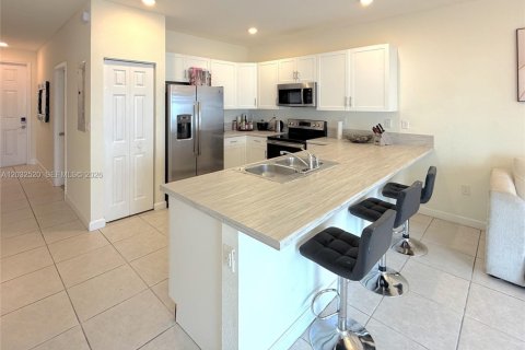 Touwnhouse à vendre à Hialeah, Floride: 3 chambres, 131.18 m2 № 2154154 - photo 4