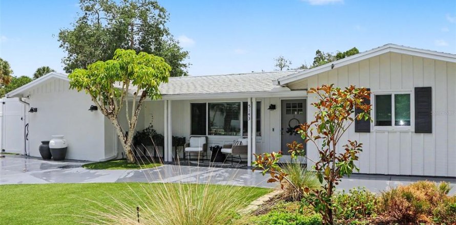 House in Sarasota, Florida 4 bedrooms, 208.47 sq.m. № 2259061