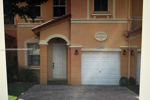 Adosado en alquiler en Doral, Florida, 4 dormitorios, 175.96 m2 № 1957298 - foto 1