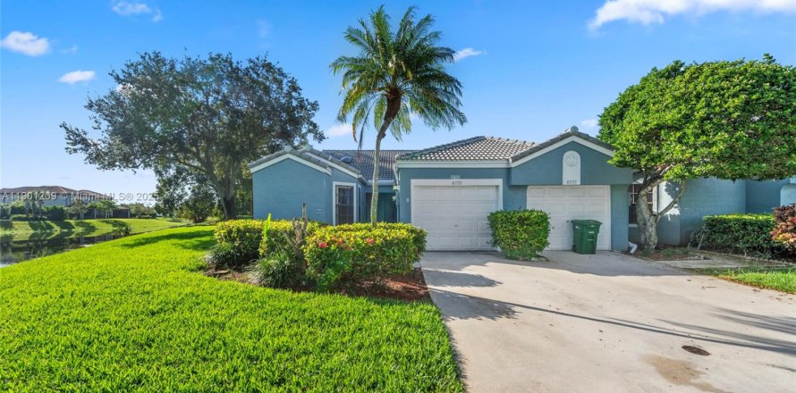 Townhouse in Tamarac, Florida 2 bedrooms, 118.91 sq.m. № 1953481