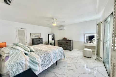 House in Tampa, Florida 4 bedrooms, 165.83 sq.m. № 2226749 - photo 8
