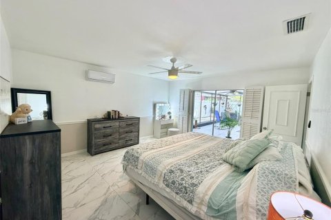 House in Tampa, Florida 4 bedrooms, 165.83 sq.m. № 2226749 - photo 9