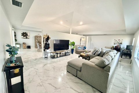 House in Tampa, Florida 4 bedrooms, 165.83 sq.m. № 2226749 - photo 2