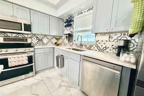 House in Tampa, Florida 4 bedrooms, 165.83 sq.m. № 2226749 - photo 6