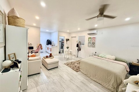House in Tampa, Florida 4 bedrooms, 165.83 sq.m. № 2226749 - photo 11
