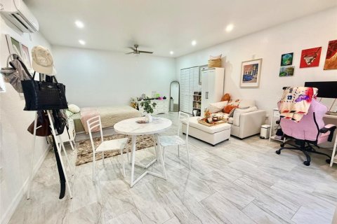 House in Tampa, Florida 4 bedrooms, 165.83 sq.m. № 2226749 - photo 10