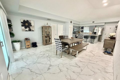 House in Tampa, Florida 4 bedrooms, 165.83 sq.m. № 2226749 - photo 4
