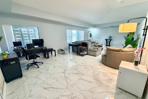 House in Tampa, Florida 4 bedrooms, 165.83 sq.m. № 2226749 - photo 3