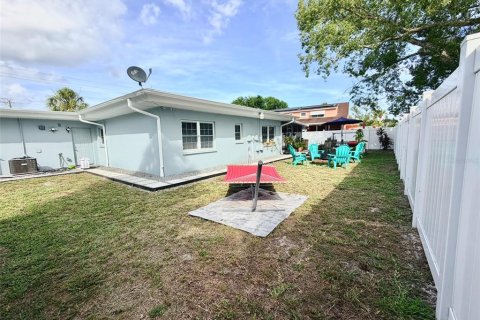 House in Tampa, Florida 4 bedrooms, 165.83 sq.m. № 2226749 - photo 29