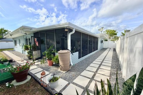 House in Tampa, Florida 4 bedrooms, 165.83 sq.m. № 2226749 - photo 23