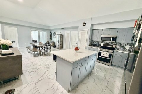 House in Tampa, Florida 4 bedrooms, 165.83 sq.m. № 2226749 - photo 5