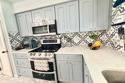 House in Tampa, Florida 4 bedrooms, 165.83 sq.m. № 2226749 - photo 7