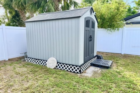 House in Tampa, Florida 4 bedrooms, 165.83 sq.m. № 2226749 - photo 27