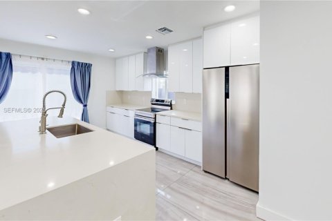 Villa ou maison à vendre à Miami, Floride: 4 chambres, 210.89 m2 № 1987483 - photo 14