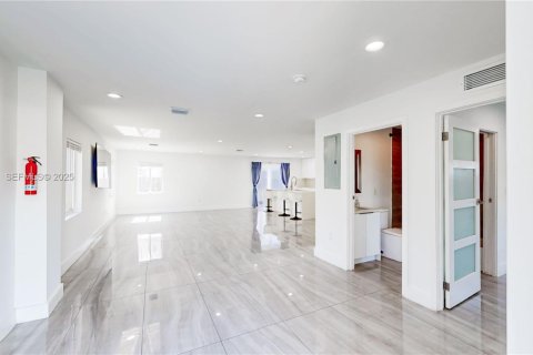 Villa ou maison à vendre à Miami, Floride: 4 chambres, 210.89 m2 № 1987483 - photo 4