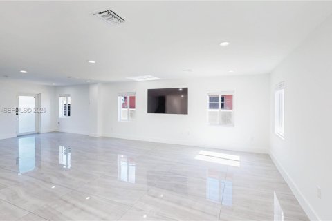 Villa ou maison à vendre à Miami, Floride: 4 chambres, 210.89 m2 № 1987483 - photo 8