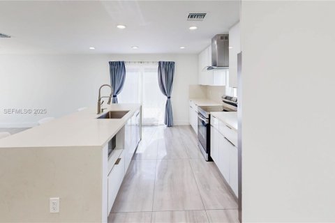 Villa ou maison à vendre à Miami, Floride: 4 chambres, 210.89 m2 № 1987483 - photo 15