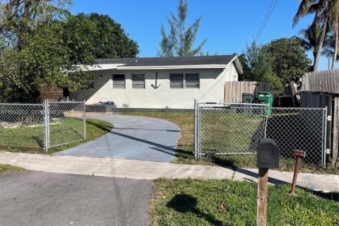 House in Dania Beach, Florida 3 bedrooms, 107.86 sq.m. № 2010079 - photo 3