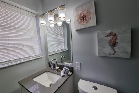 House in Dania Beach, Florida 3 bedrooms, 107.86 sq.m. № 2010079 - photo 16