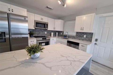 House in Dania Beach, Florida 3 bedrooms, 107.86 sq.m. № 2010079 - photo 8