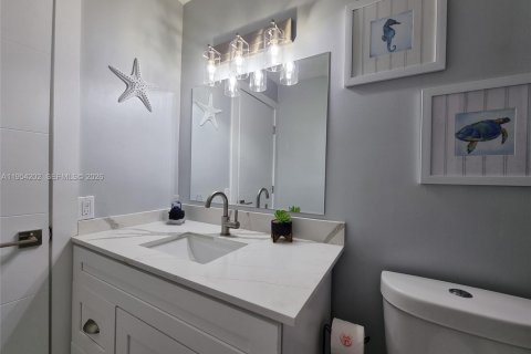 House in Dania Beach, Florida 3 bedrooms, 107.86 sq.m. № 2010079 - photo 20