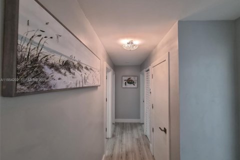 House in Dania Beach, Florida 3 bedrooms, 107.86 sq.m. № 2010079 - photo 13