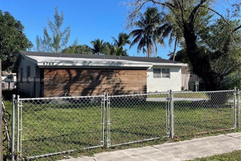 House in Dania Beach, Florida 3 bedrooms, 107.86 sq.m. № 2010079