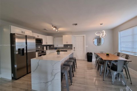 House in Dania Beach, Florida 3 bedrooms, 107.86 sq.m. № 2010079 - photo 9