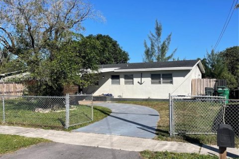 House in Dania Beach, Florida 3 bedrooms, 107.86 sq.m. № 2010079 - photo 2