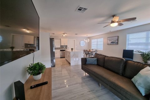 House in Dania Beach, Florida 3 bedrooms, 107.86 sq.m. № 2010079 - photo 11