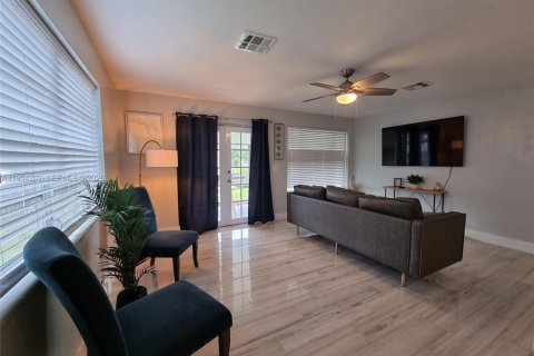 House in Dania Beach, Florida 3 bedrooms, 107.86 sq.m. № 2010079 - photo 10