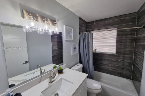 House in Dania Beach, Florida 3 bedrooms, 107.86 sq.m. № 2010079 - photo 21