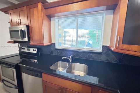 Apartment in Miami Beach, Florida 1 bedroom № 2392111 - photo 5