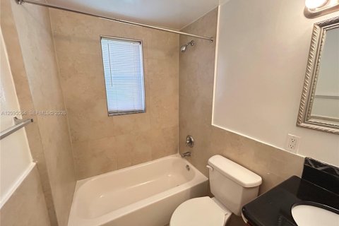 Apartment in Miami Beach, Florida 1 bedroom № 2392111 - photo 10