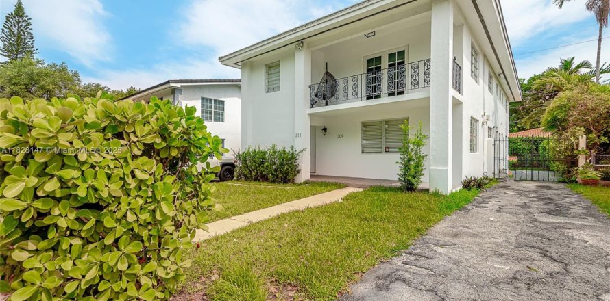 Appartement à Coral Gables, Floride 2 chambres, 176.51 m2 № 1800685