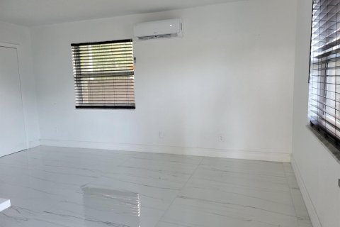 Commercial property in Fort Lauderdale, Florida 3 rooms, 204.48 sq.m. № 2153660 - photo 7