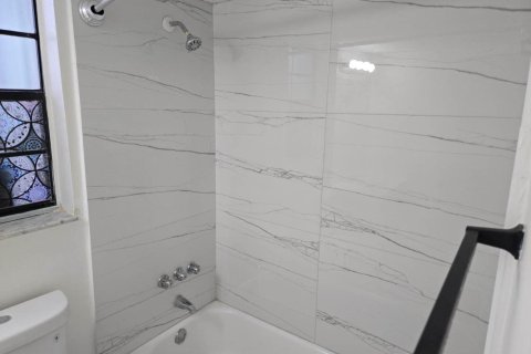 Commercial property in Fort Lauderdale, Florida 3 rooms, 204.48 sq.m. № 2153660 - photo 16