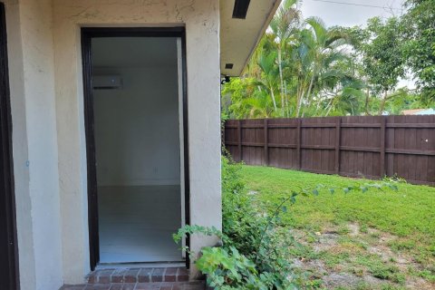 Commercial property in Fort Lauderdale, Florida 3 rooms, 204.48 sq.m. № 2153660 - photo 13